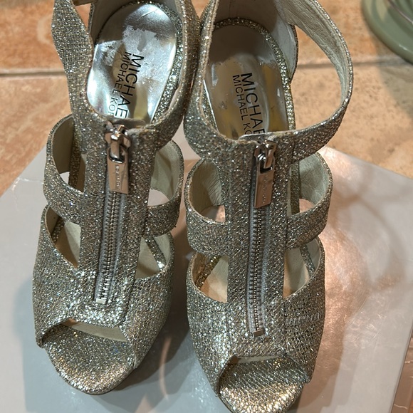 Michael Kors Berkley Silver Glitter Leather Zip Peep Toe T Sandals Heels, 61/2 M - Picture 6 of 9